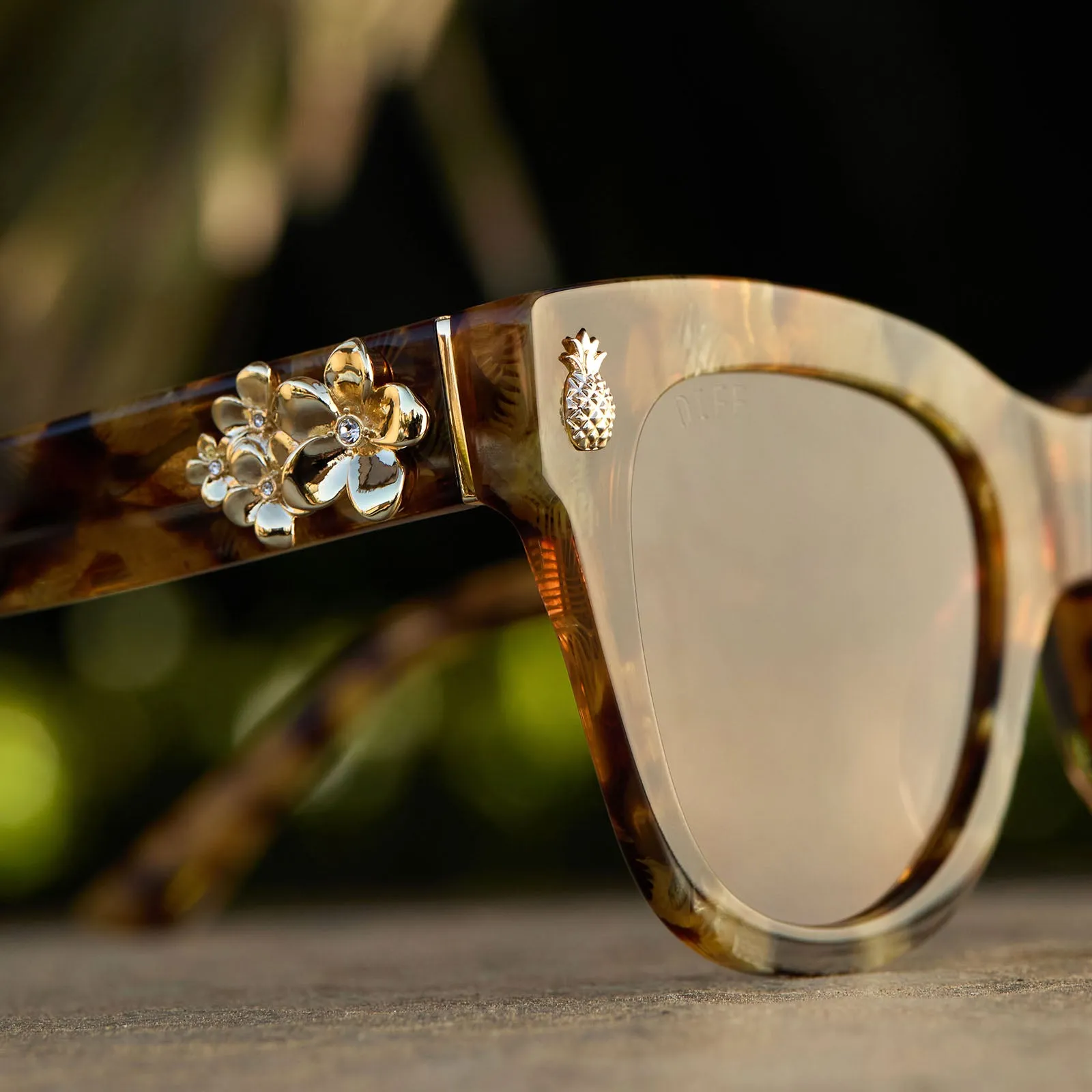 THE WHITE LOTUS - HAWAII   COCONUT PALM TORTOISE   BROWN SUGAR GRADIENT SUNGLASSES