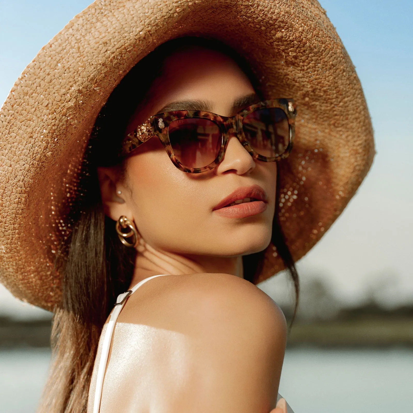THE WHITE LOTUS - HAWAII   COCONUT PALM TORTOISE   BROWN SUGAR GRADIENT SUNGLASSES
